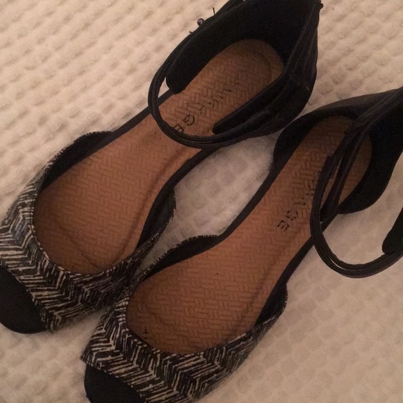 Cute zip up, peep toe, sandals with ankle strap! - Picture 3 of 3